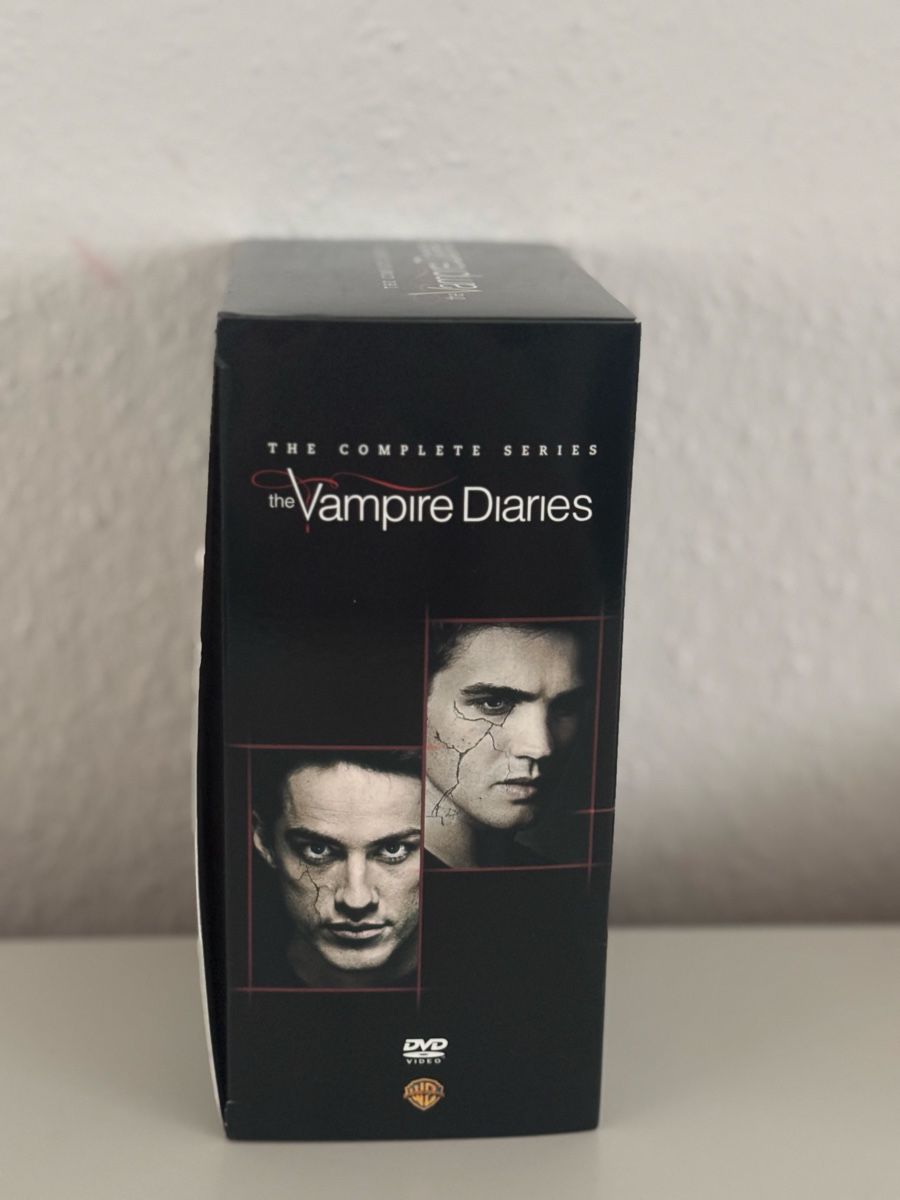 Tutti i DVDs: The Vampire diaries Komplette Serie – Nuovo (secondo la descrizione) da St. Gallen venduto da Becky__ 3