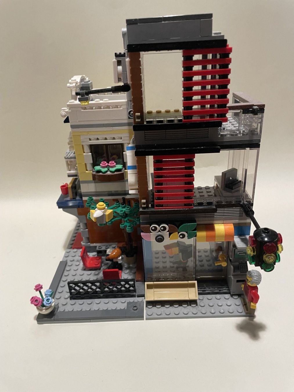 Lego Jouets: Lego Creator Stadthaus mit Zoohandlung und Café – D'occasion à Zürich par maflaflo 3