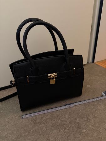 Schwarze Handtasche mit Gold-Accessoires, top Zustand!