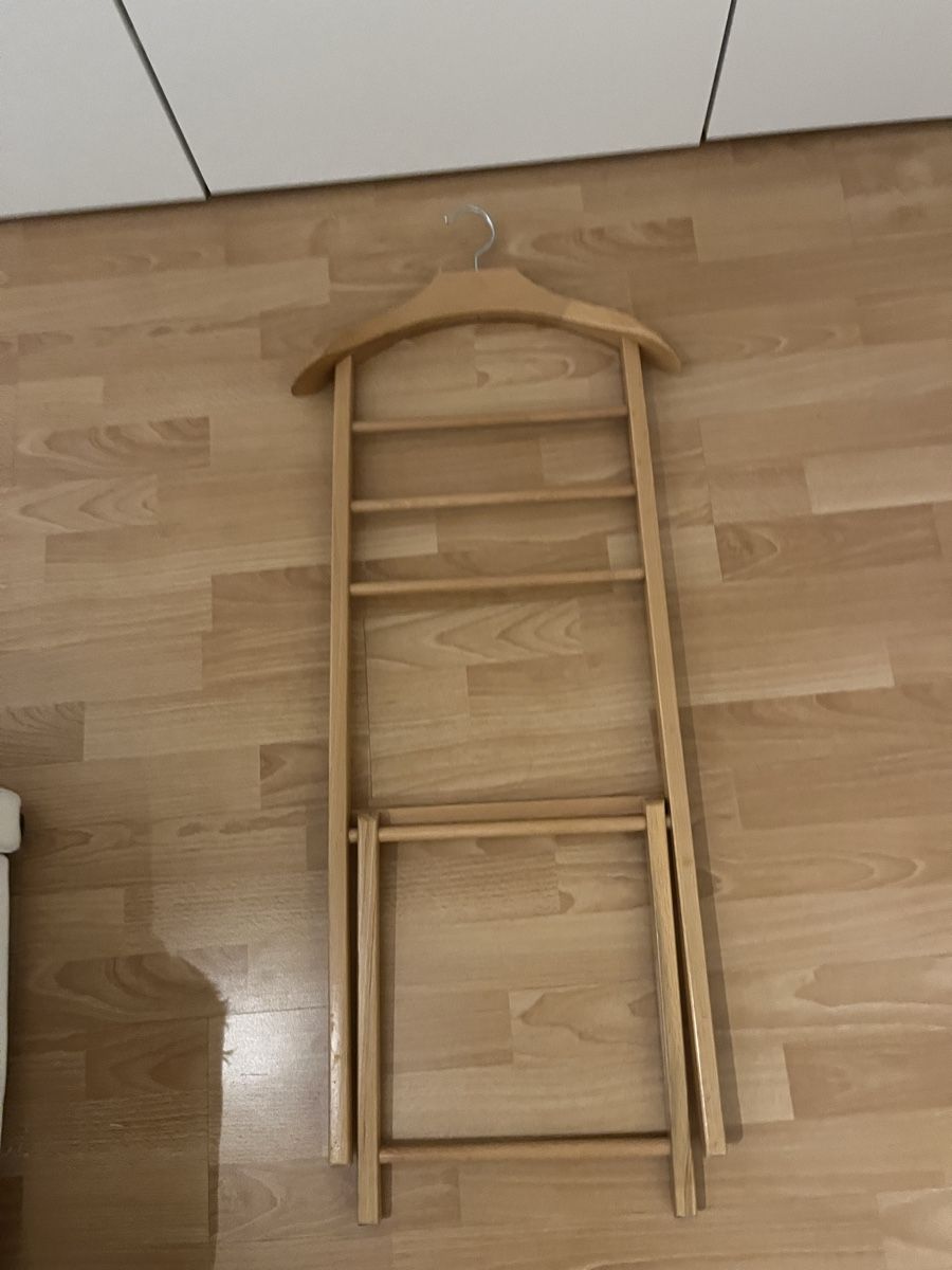 Guardaroba: Herrendiener/Kleiderhalter aus Holz – Usato da Zürich venduto da jmg_8005 1