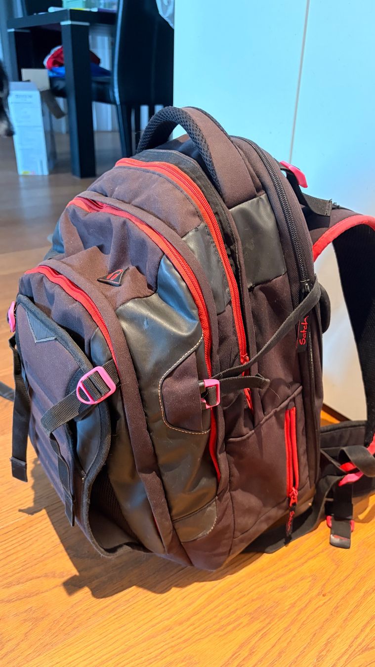 Satch Borse & Zaini: Rucksack Satch schwarz / rot – Usato da Jona venduto da Foesi0 1