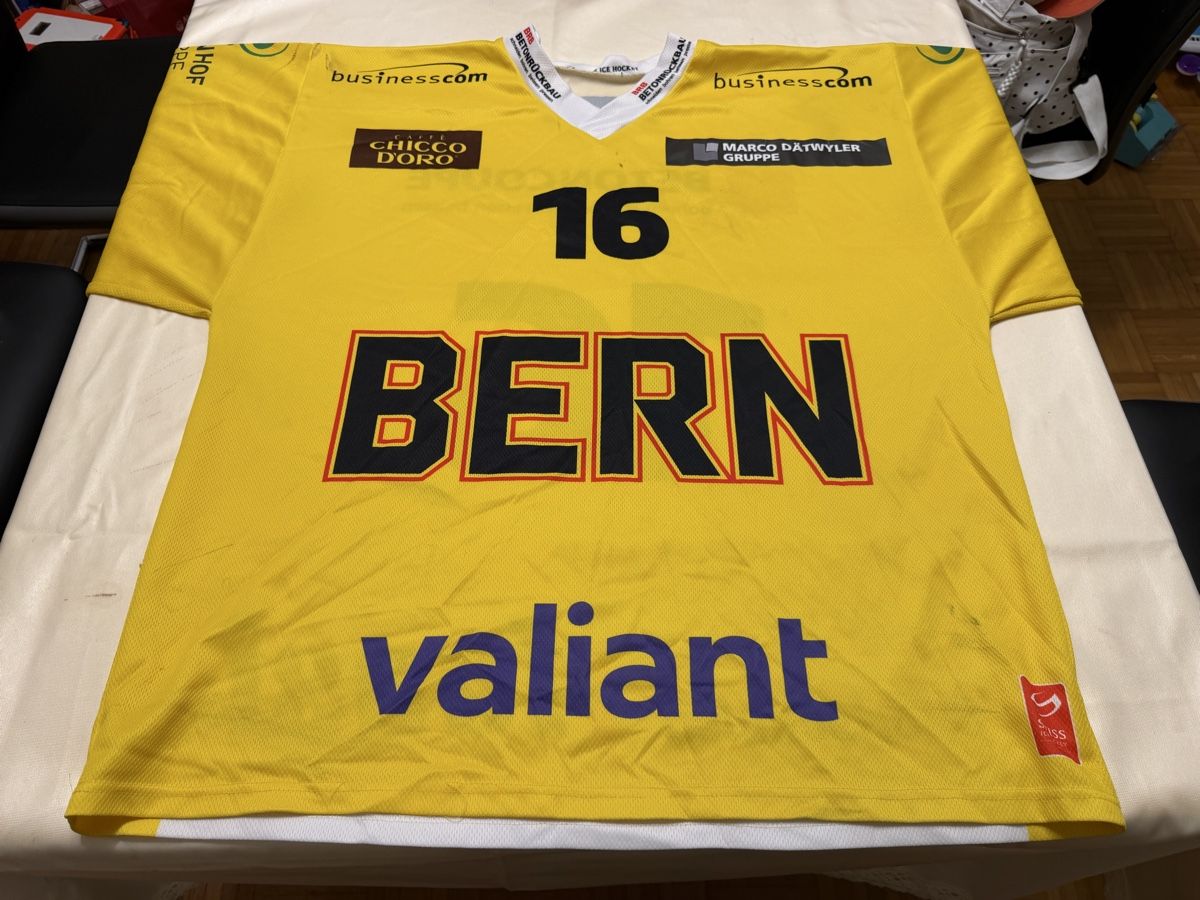 Gameworn Canottiere & Pantaloni: SC Bern Gameworntrikot Junioren Nummer 16 Grösse XL – Usato da Suhr venduto da Oppel