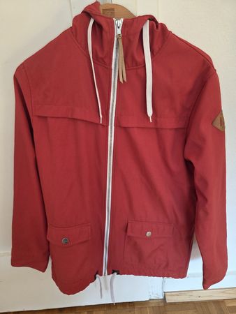 Revolution - rote Übergangsjacke