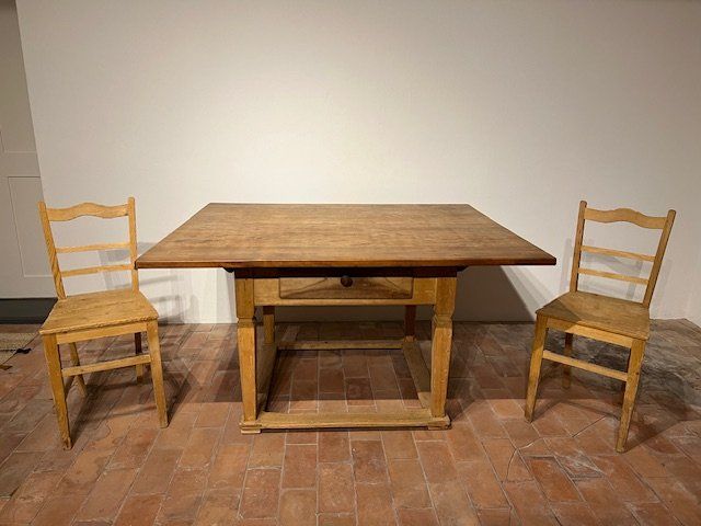 Set di tavolo e panche: Antiker Tisch mit 2 Stühlen – Usato da Winterthur venduto da woodenhiller68 1