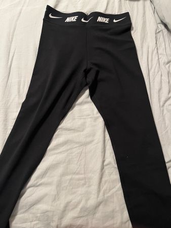 Damen Leggings Nike schwarz Grösse M neuwertig!