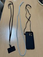 Schwarze iPhone Hülle mit Band und noch 2 Bands