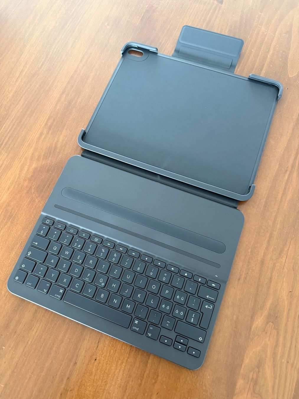 Logitech Tastiere: Logitech Slim Folio iPad Pro 12.9 CH-Layout – Nuovo (secondo la descrizione) da lyss venduto da pad_mxw9 1