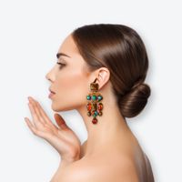 Modeschmuck-Ohrringe mit bunten Steinen