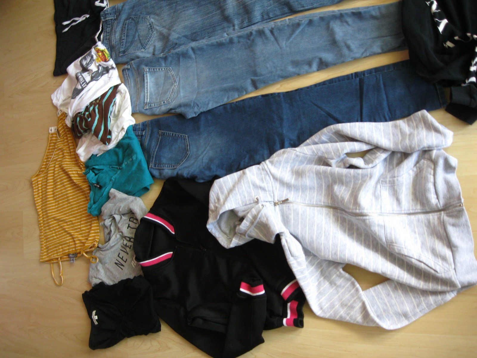 Lotti di vestiti: Grosses Kleiderpaket Gr. 36 (S) – Usato da Vitznau venduto da Kateborg 1