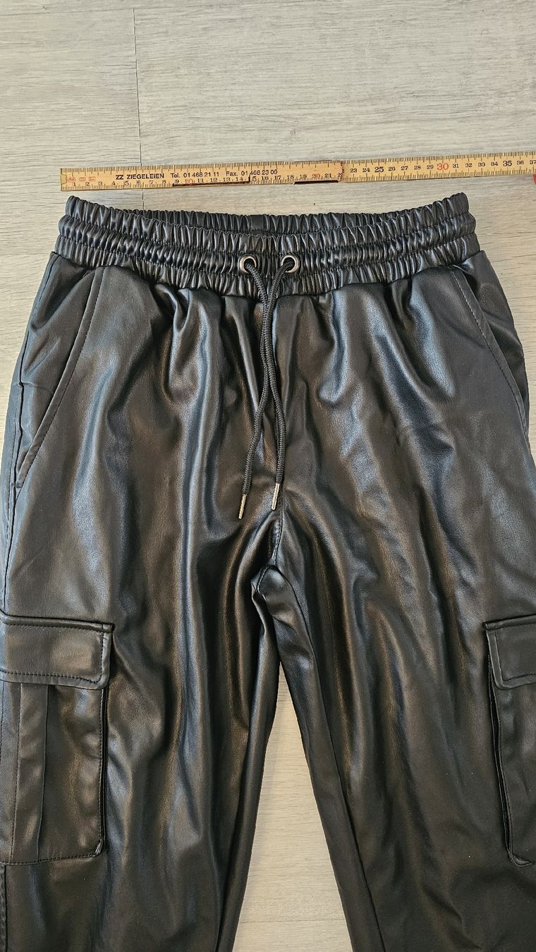Pantaloni: Kunstleder Cargohose Urban Classics Gr. S schwarz – Nuovo (secondo la descrizione) da Baden venduto da MiaNy 1