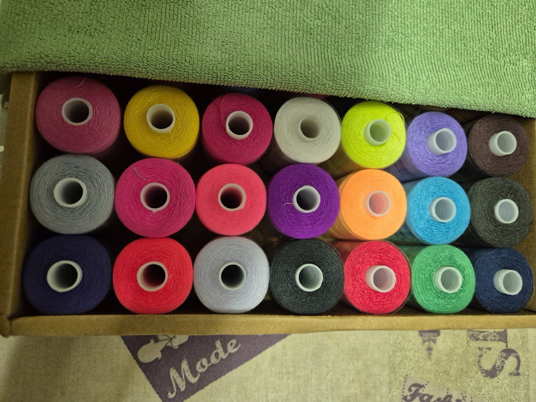 Cordelettes & Fils: Nähgarn-Set, 21 Rollen, verschiedene Farben, – Neuf (Voir description) à Läufelfingen par Netti04