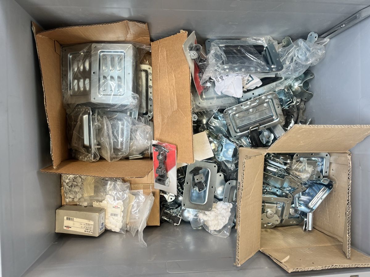 Ferramenta: Flightcase Beschläge Set Koffergriffe neu gemischt – Nuovo (secondo la descrizione) da Bülach venduto da Stitch79 1