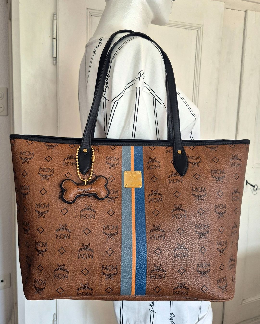 Mcm Borse da donna: MCM Shopper Size M, mit Dogbone-Anhänger – Usato da Dottikon venduto da Pega7