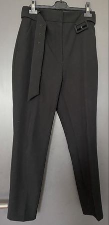 Schicke, schwarze Stoffhose mit Gürtel