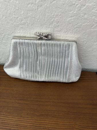 Elegante, silberne Clutch von Avance - perfekt für den Frühl