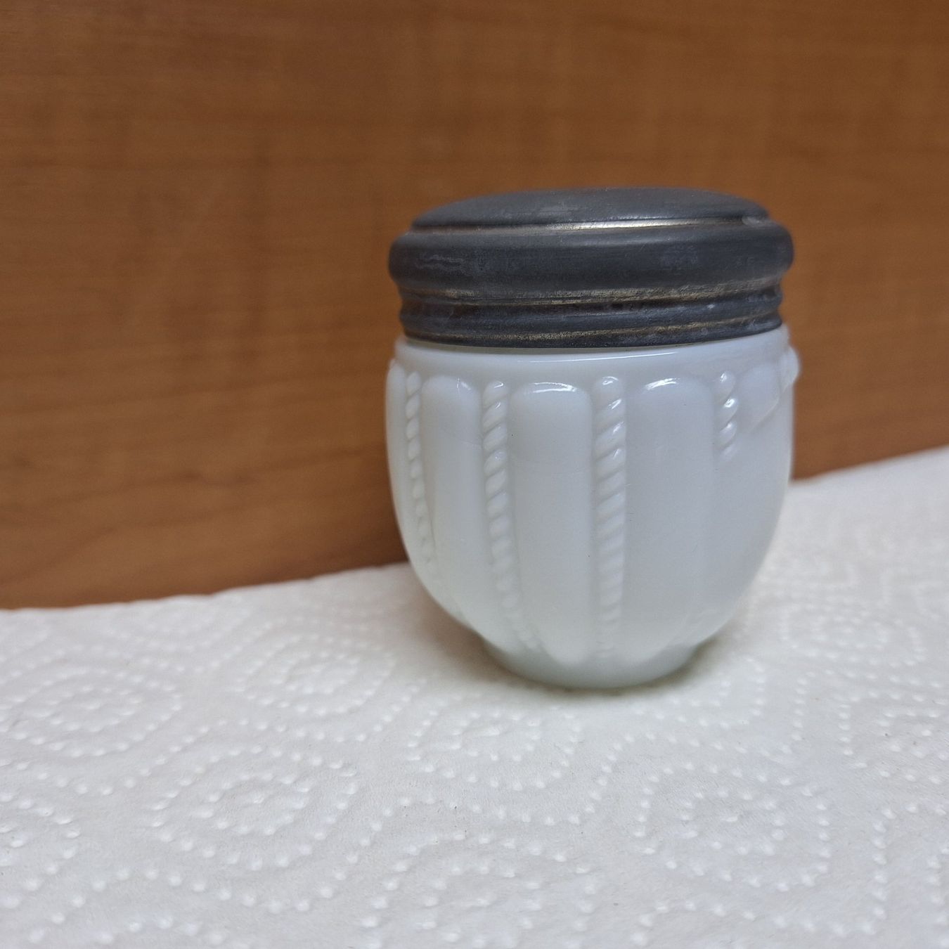 Alle Dekorationen: Versand möglich. Antike Milchglas Dose mit Schraubdeckel – Gebraucht aus Winterthur von Goldpipau