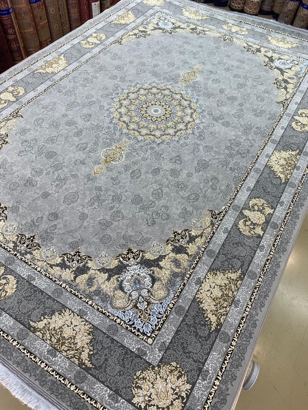 Tappeti: Grauer Teppich, Top Zustand, 2x3m, Silver , Gratisversand – Nuovo e nell'imballaggio originale da Birmensdorf ZH venduto da azad110 1