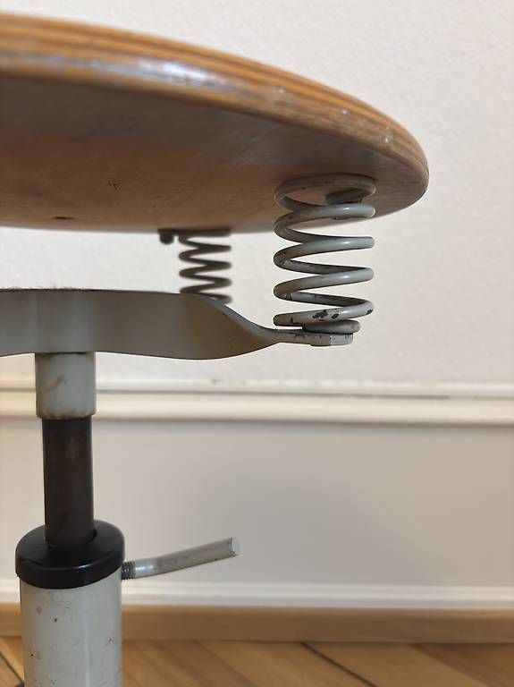 Sgabelli: Werkstatthocker Hocker Vintage – Usato da Basel venduto da jln_arch_1010 2