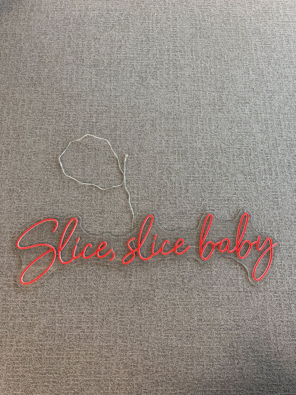 Lampade: Neon Leuchtschrift SLICE IT BABY – Usato da Zürich venduto da Diazaio