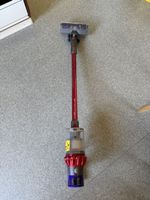 Dyson V10 Absolute Stielstaubsauger mit Zubehoer & Wandhalte
