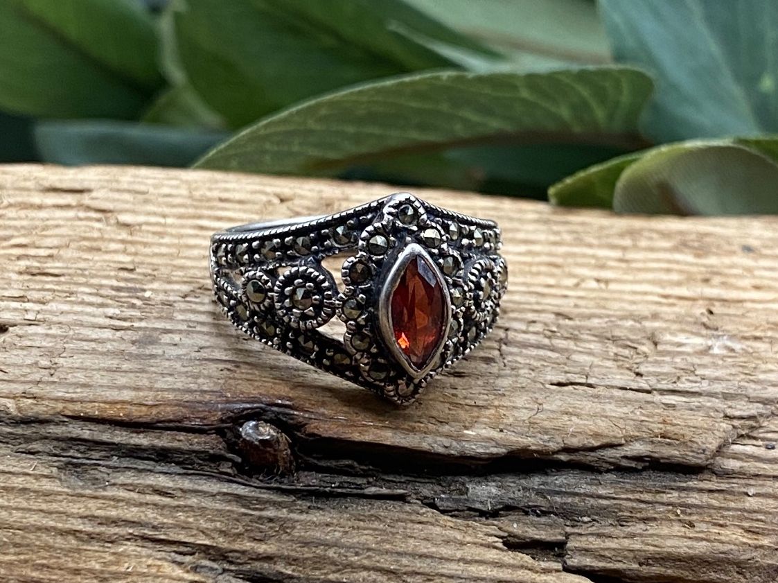 Anelli: Antiker Silber Ring mit Granat und Markasiten – Usato da Luzern venduto da S.Kern01