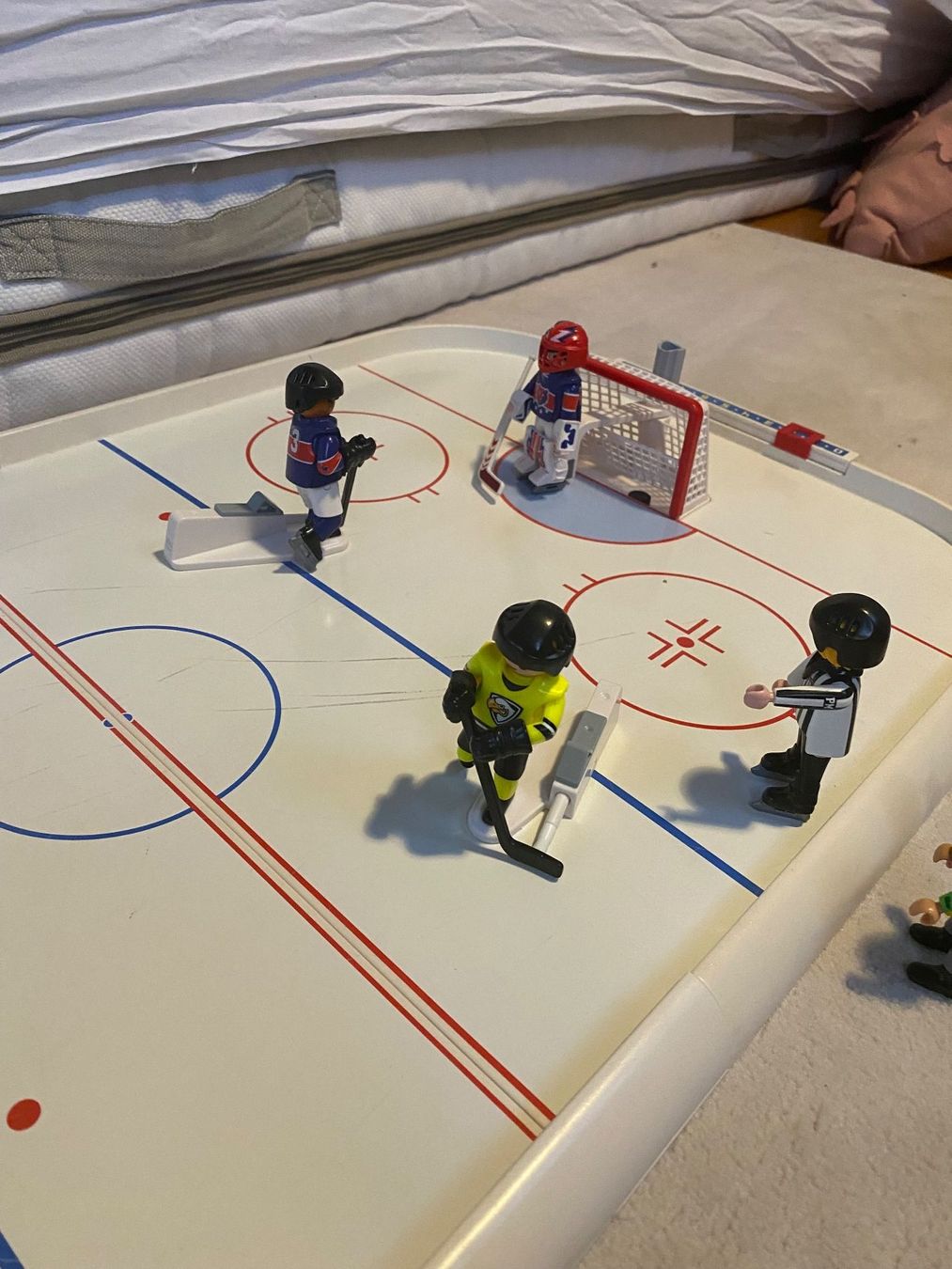 Playmobil Giocattoli: Cooles Eishockeyfeld mit Garderobe e.c.t ab 1.- – Usato da Binz venduto da Labruyere 3