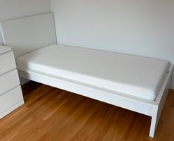 Lit simple avec matelas