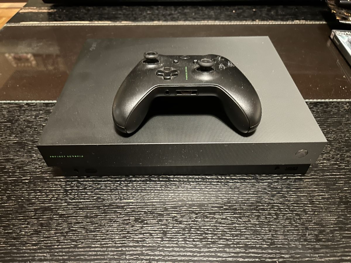 Microsoft Console: Project Scorpio Xbox One X avec manette originale – Usato da Pully venduto da PongDayOne