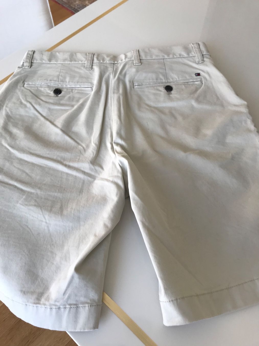 Tommy Hilfiger Pantaloni: Tommy Hilfiger, Bermudashorts, beige – Usato da Luzern venduto da Hans1937 2