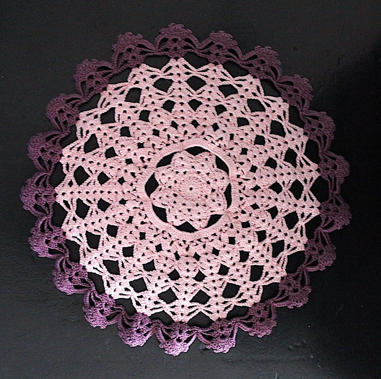 Altra biancheria da tavola: Neuwertige, Rosa & Violet Häckeldeckchen, ca.25cm – Usato da Locarno venduto da fripui