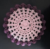 Neuwertige, Rosa & Violet Häckeldeckchen, ca.25cm