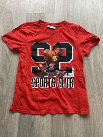 Rotes T-Shirt mit Bär Motiv "Sports Club", Grösse XS 👕