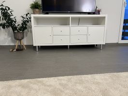 TV Möbel mit Türen und Schubladen.