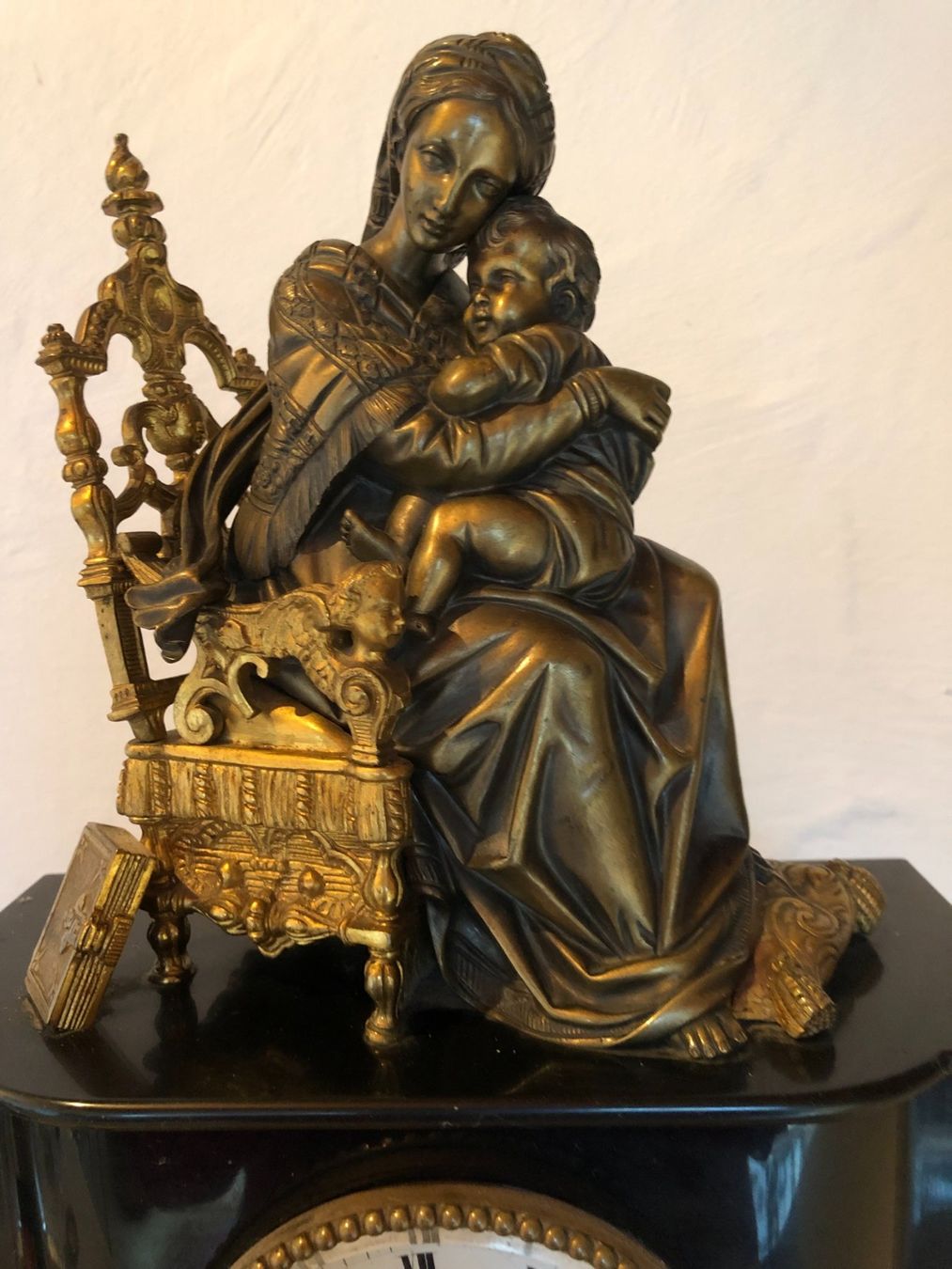 Orologi da terra & Orologi da parete: antike Kaminuhr 19.Jht, Bronzeaufsatz "Mutter und Kind" – Usato da St. Gallen venduto da Blin 3