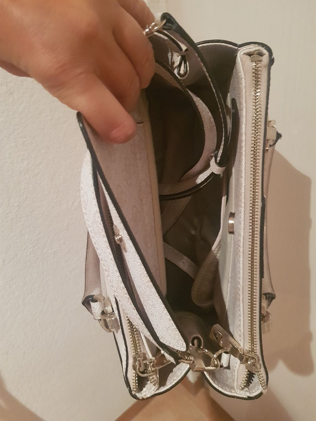 Guess Taschen für Damen: Damen Guess Tasche – Gebraucht aus Zihlschlacht von Sun25 6