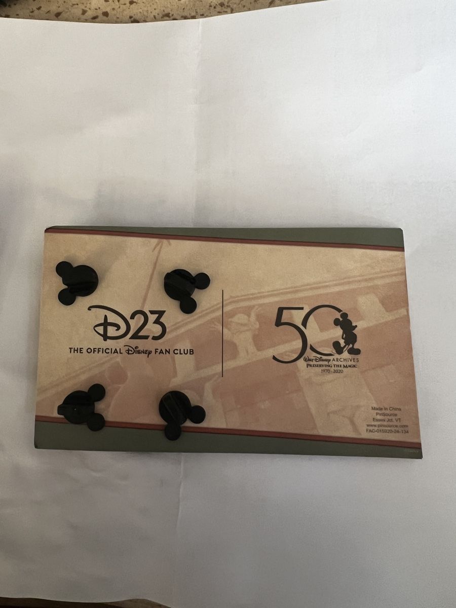 Disney Placchette & Badge: Original Walt Disney Pins von der D23 StudioTour – Nuovo e nell'imballaggio originale da Thalwil venduto da gerdiB 1