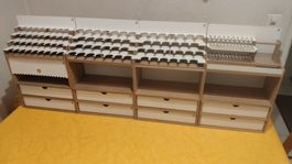 12x Zusammengebaute Hobbydesk Organizer (Tamiya und Vallejo)