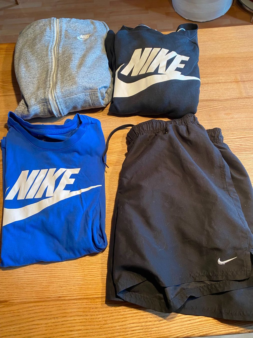 Nike Lotti di vestiti: 4-teiliges Paket Nike Herrenkleider Gr. S – Usato da Röschenz venduto da Tashroal
