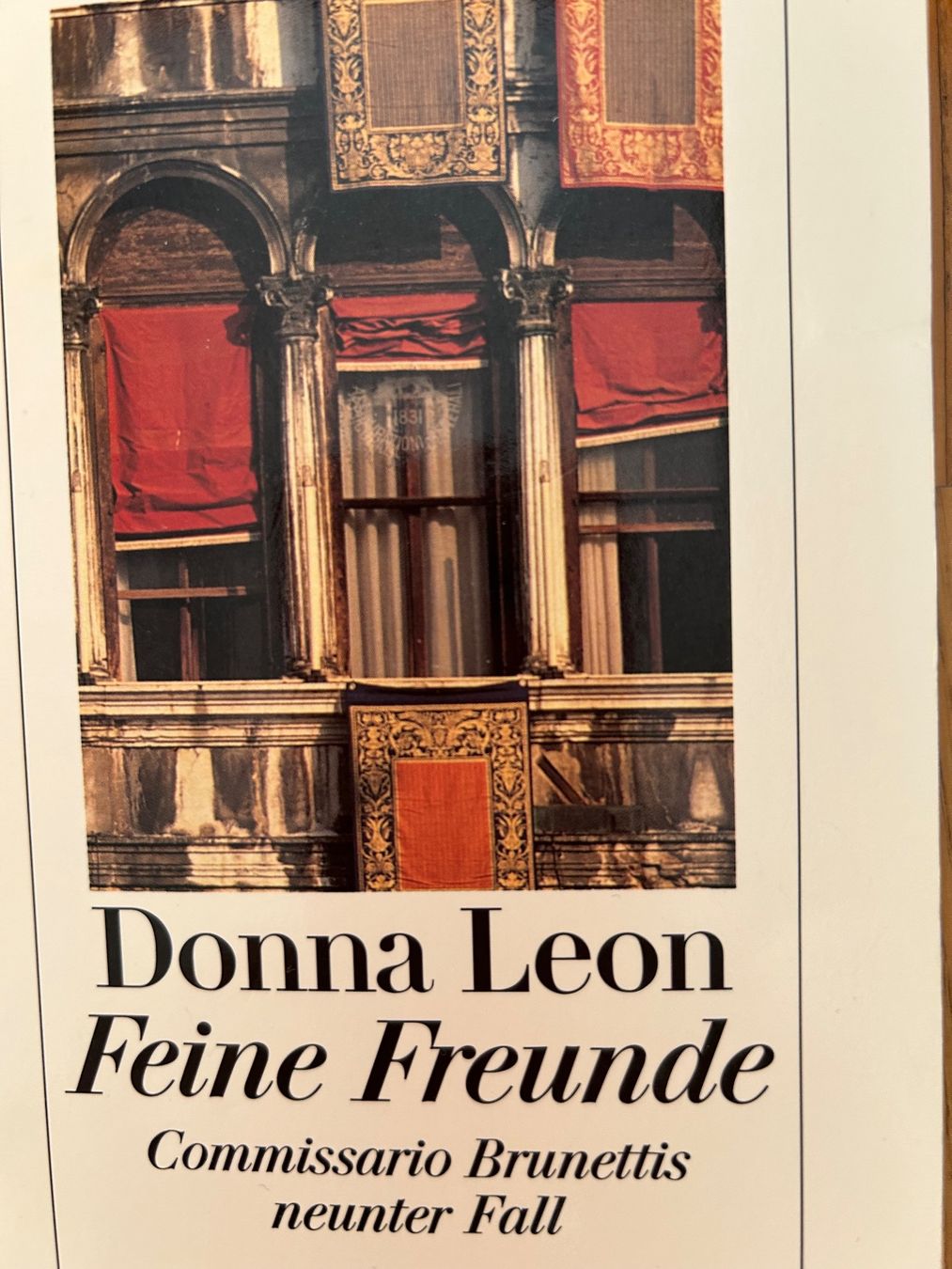 Libri: Donna Leon - Feine Freunde – Usato da Menziken venduto da August2023