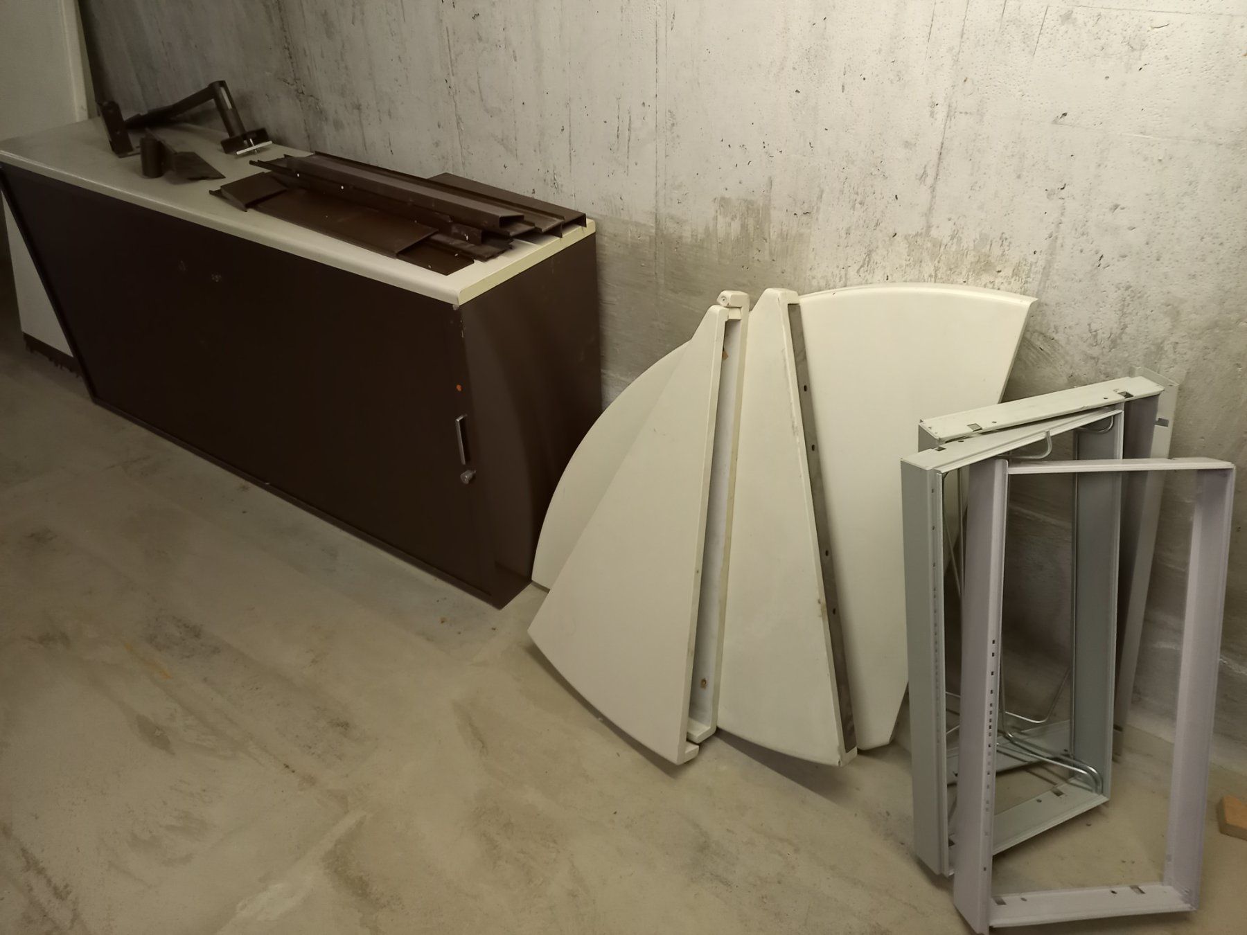 Lista Armadi: LISTA Rollladenschrank inkl, div Tischteile – Usato da Montlingen venduto da sitmodul 1