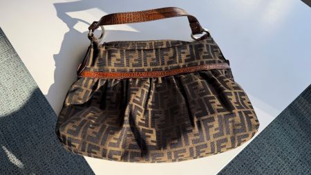 FENDI Schultertasche mit Riemen, braun / schwarz