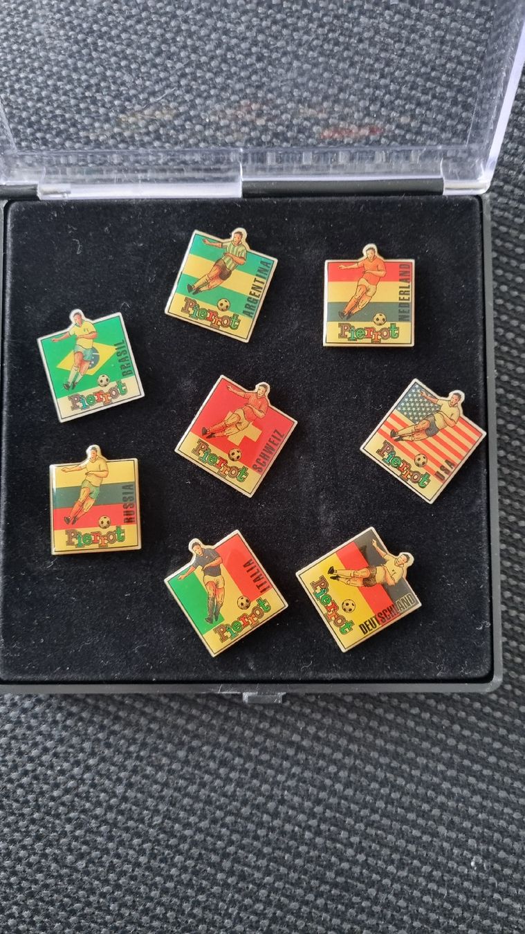 Placchette & Badge: 8 Pierrot Fussball Pins – Nuovo e nell'imballaggio originale da Cugnasco venduto da FuoriTutto