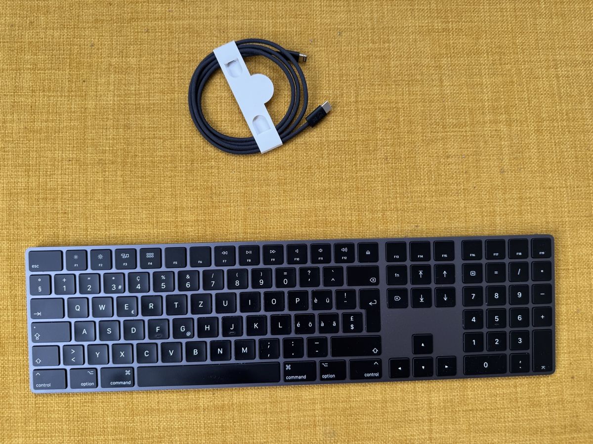 Apple Claviers: Apple Magic Keyboard mit Ziffernblock CH-Layout Space Grau – D'occasion à Bern par