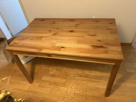 Holztisch 