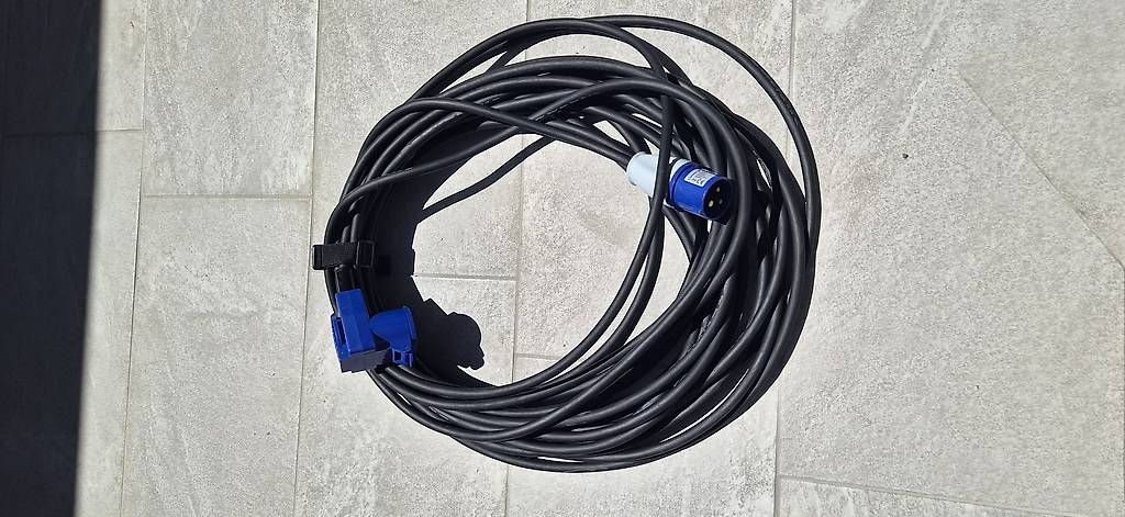 Kabel: CEE Kabel mit Adapter – Gebraucht aus Horw von Row707