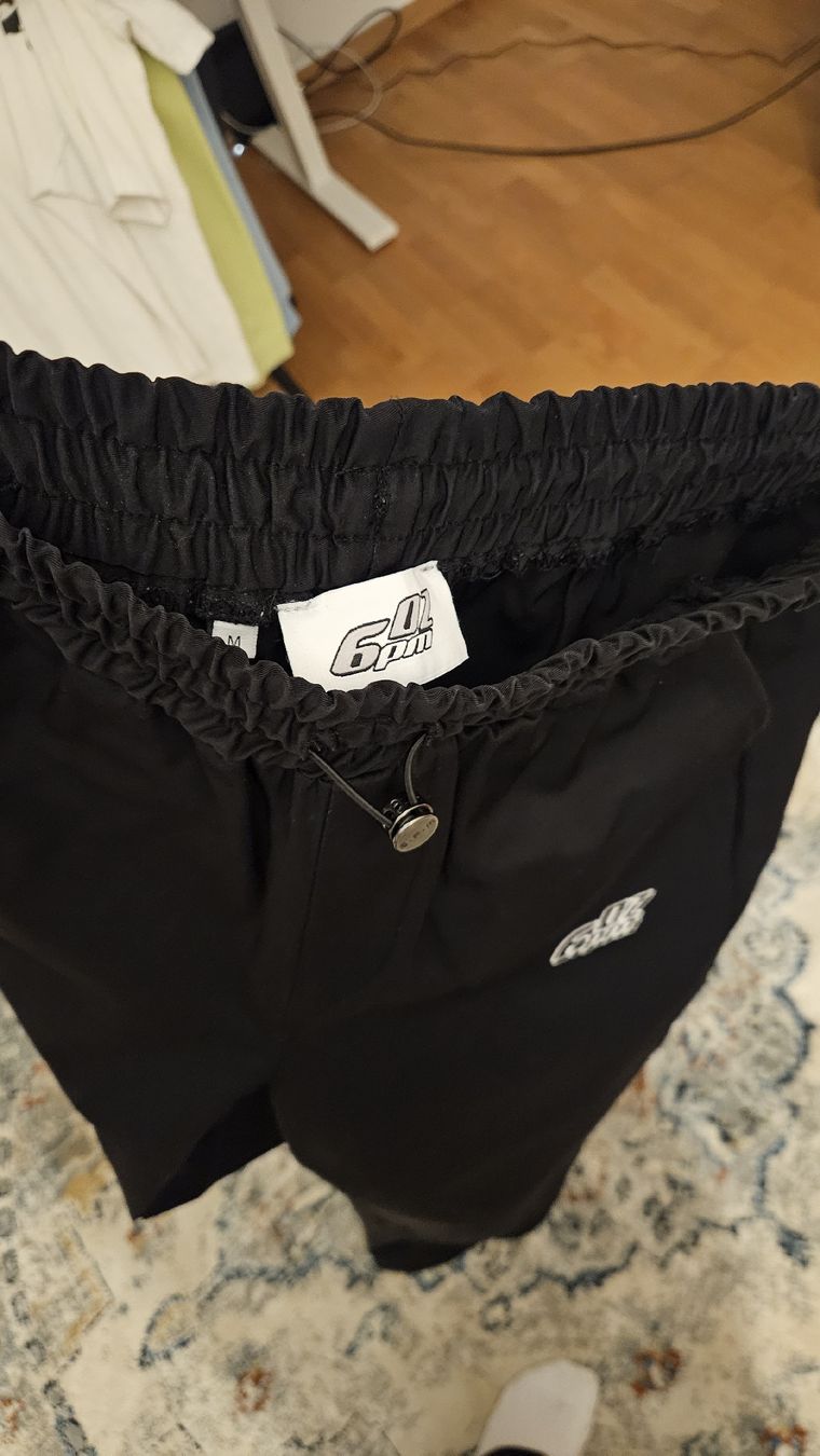 6PM Pantaloni: Schwarze 6pm Jogginghose - Lässig und bequem. – Usato da Ittigen venduto da ale_9z7q 1