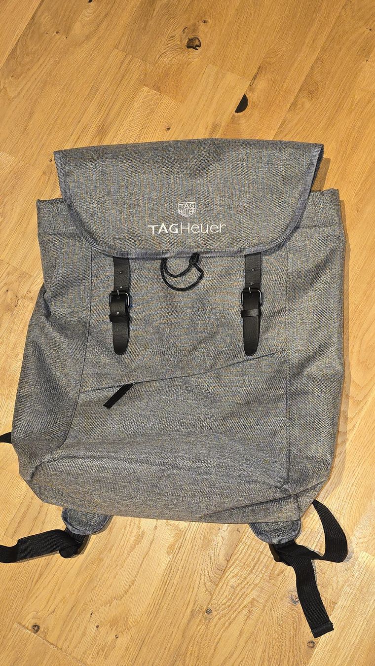 Rucksäcke: TAG Heuer Rucksack grau neuwertig – Gebraucht aus Gampel von Seilerwatches