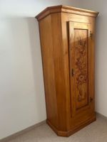 Kasten, Holz mit Blumenmotiv