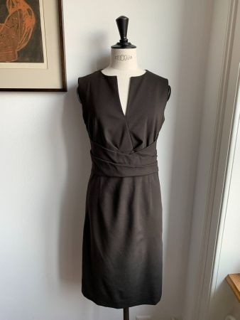AKRIS: Neues braunes Kleid mit drapierter Taille, 36