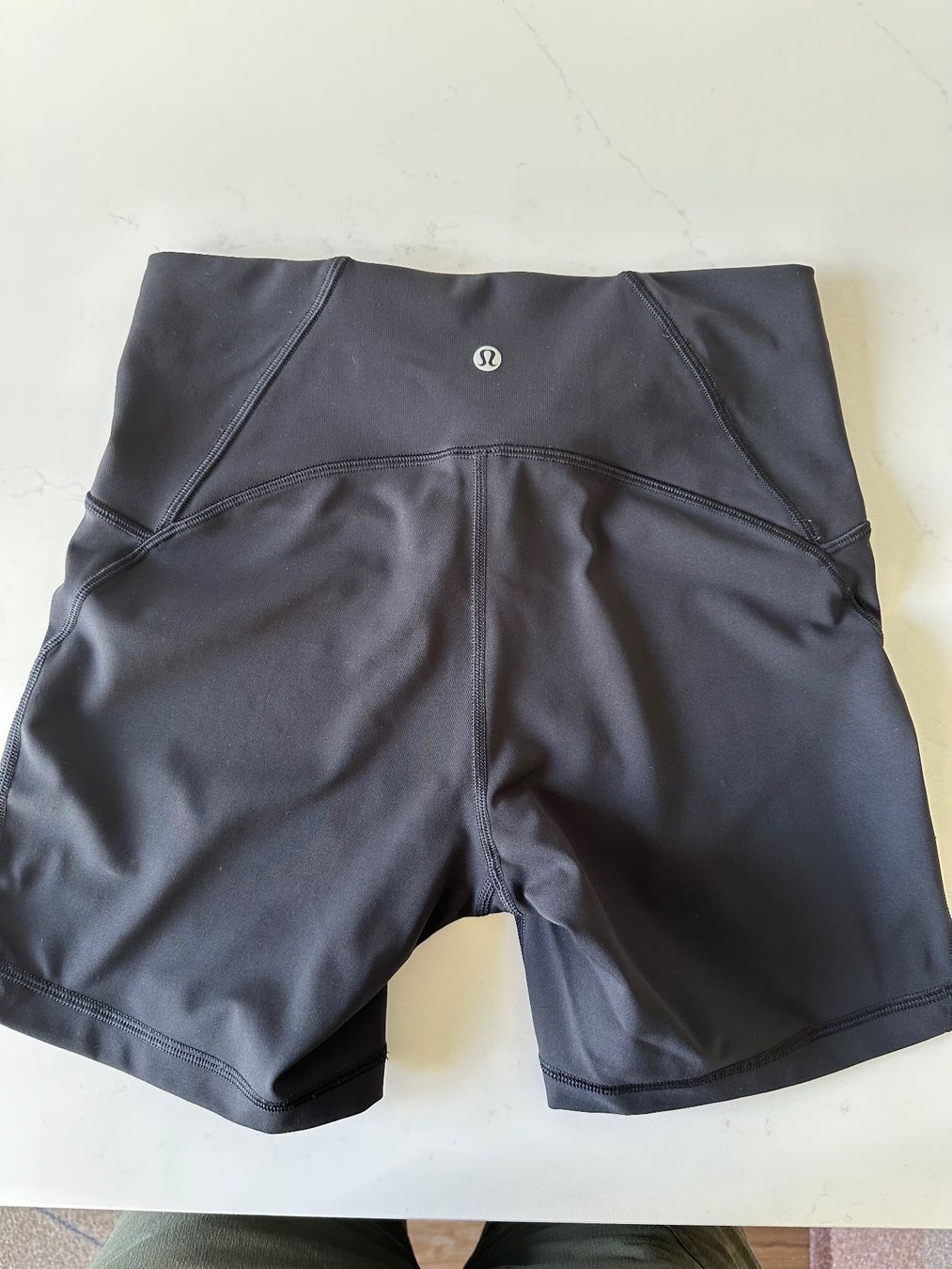 Lululemon Leggings: Lululemon Shorts black size 8/M LIKE NEW – Neu (gemäss Beschreibung) aus Basel von petunia08